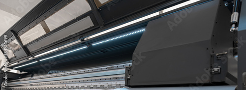 Large format digital printing machine and moving print head