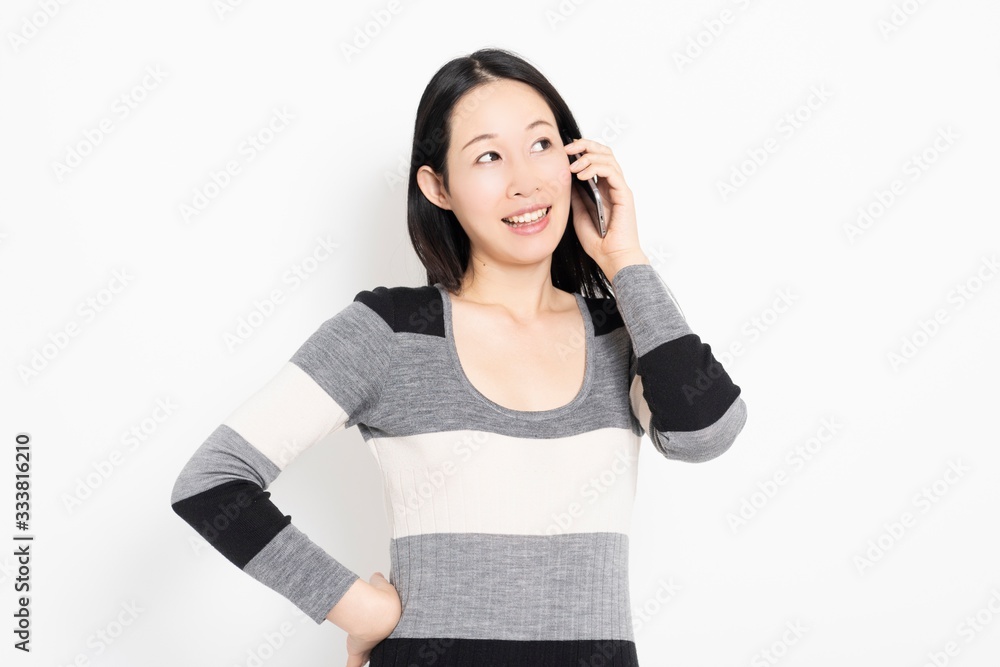 Fototapeta premium スマホで電話をする女性