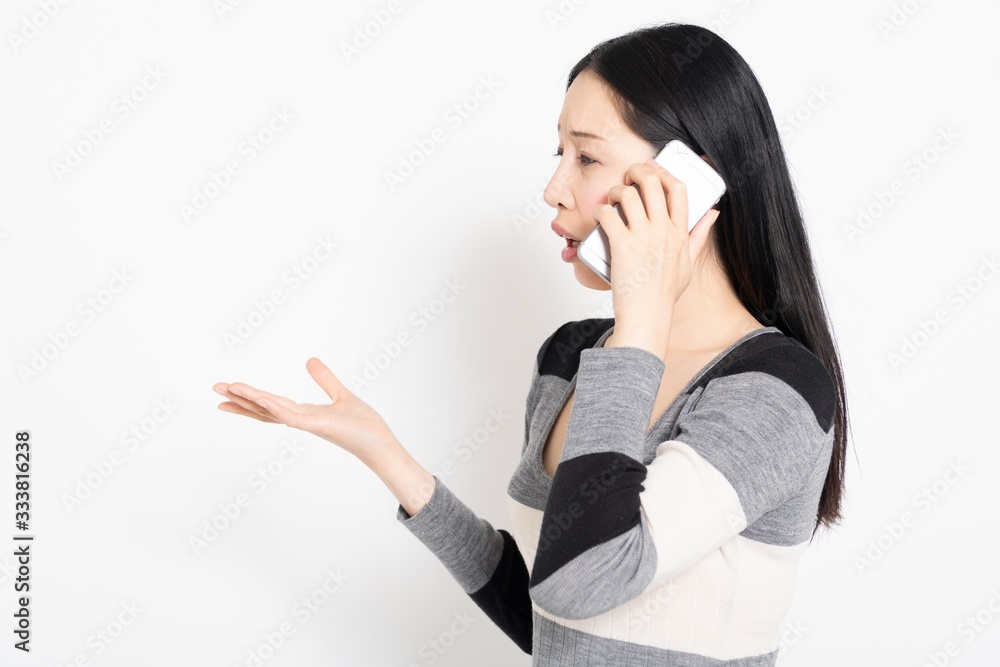 スマホで電話をする女性 スマホで電話をする女性