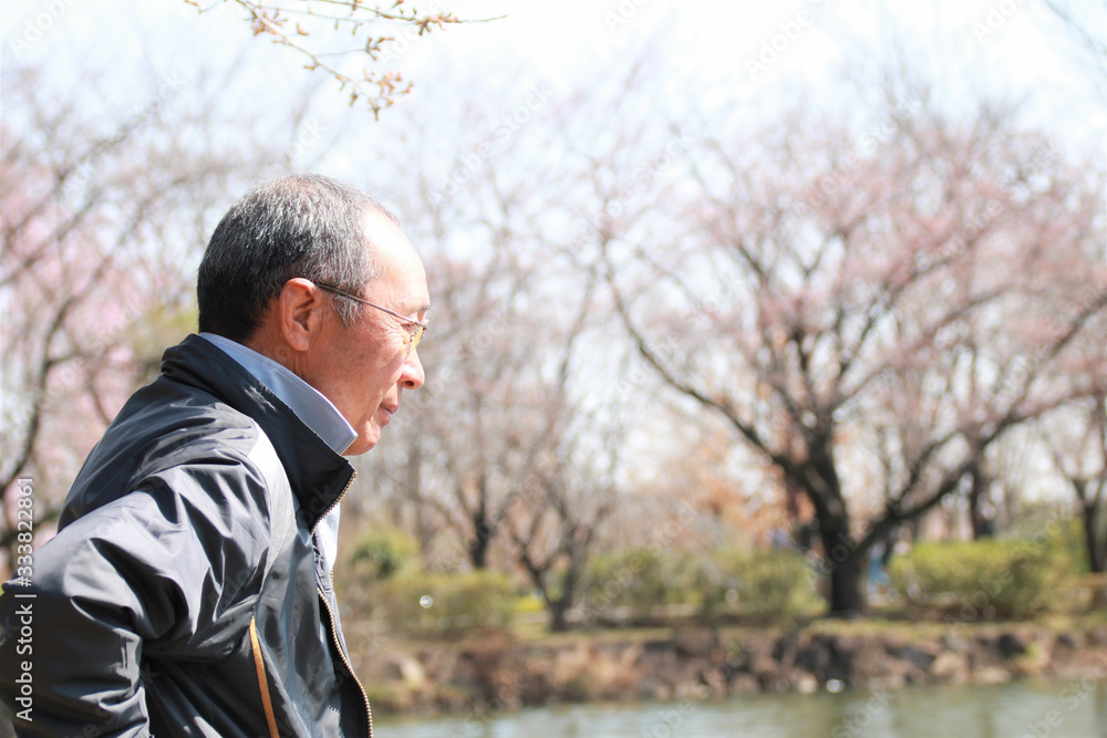 池を眺める男性 池を眺める男性
