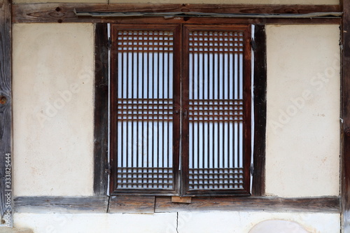 한국 전통가옥의 문 © 재봉 황