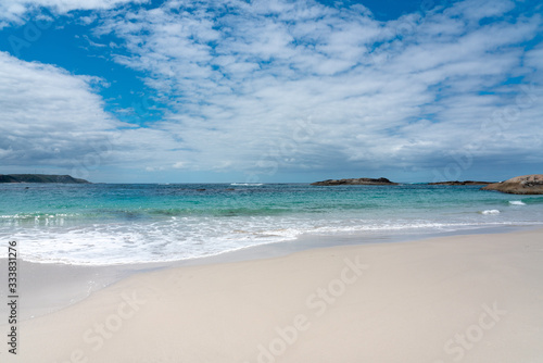 Whit sand beach in front of a deep blue ocean © Florent