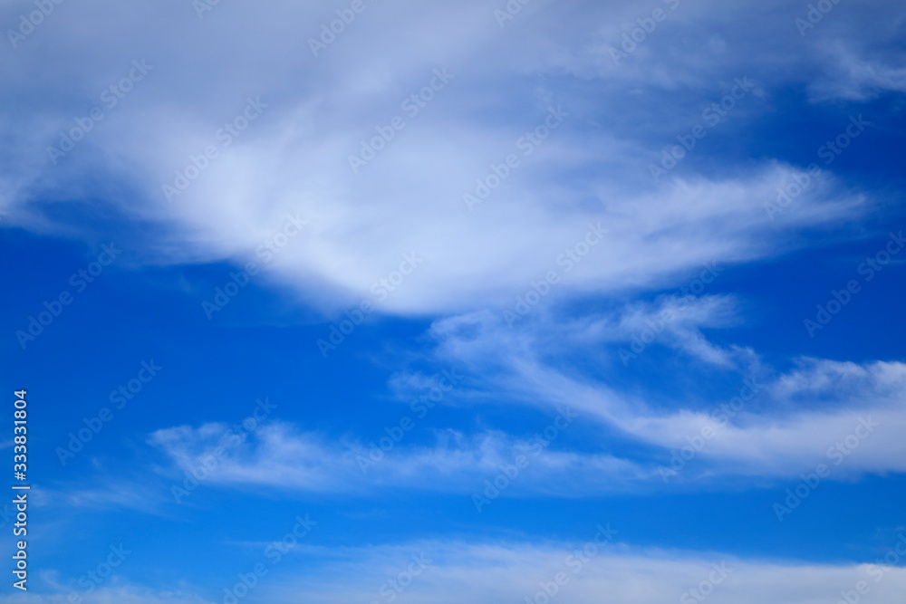 파란 하늘과 하얀 구름이 보이는 아름다운 풍경