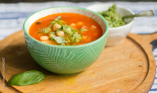 Zupa z ciecierzycy z pesto