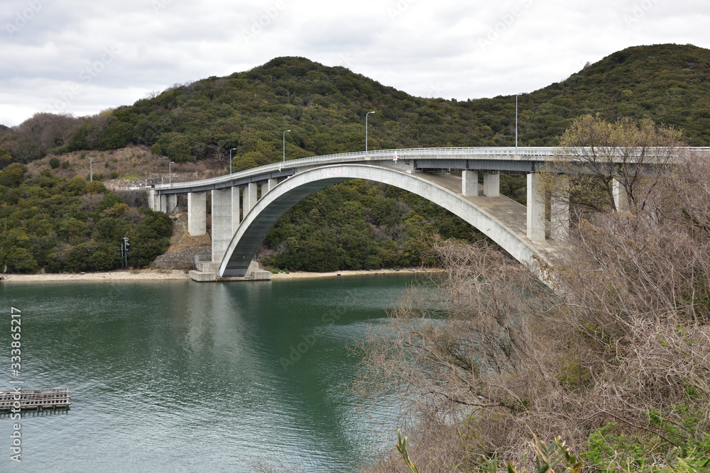 日本の岡山県備前市の頭島の美しい橋