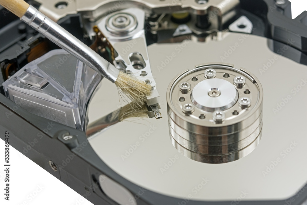 Cleaning the hard disk with a brush Cleaning the hard disk with a brush