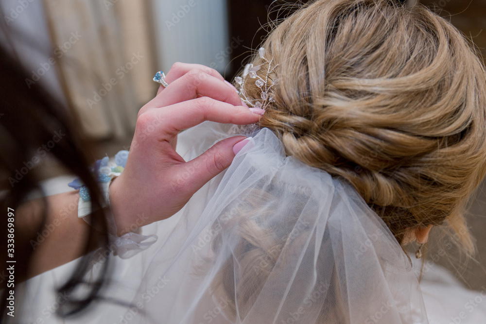 Fototapeta premium bride put on a veil