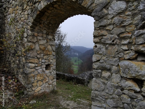 Burgruine auf der Schw  bischen Alb