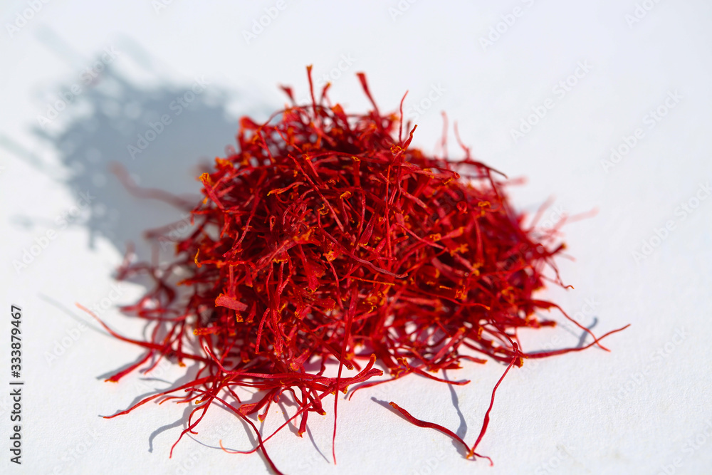 Naklejka premium Safran auf weißem Grund