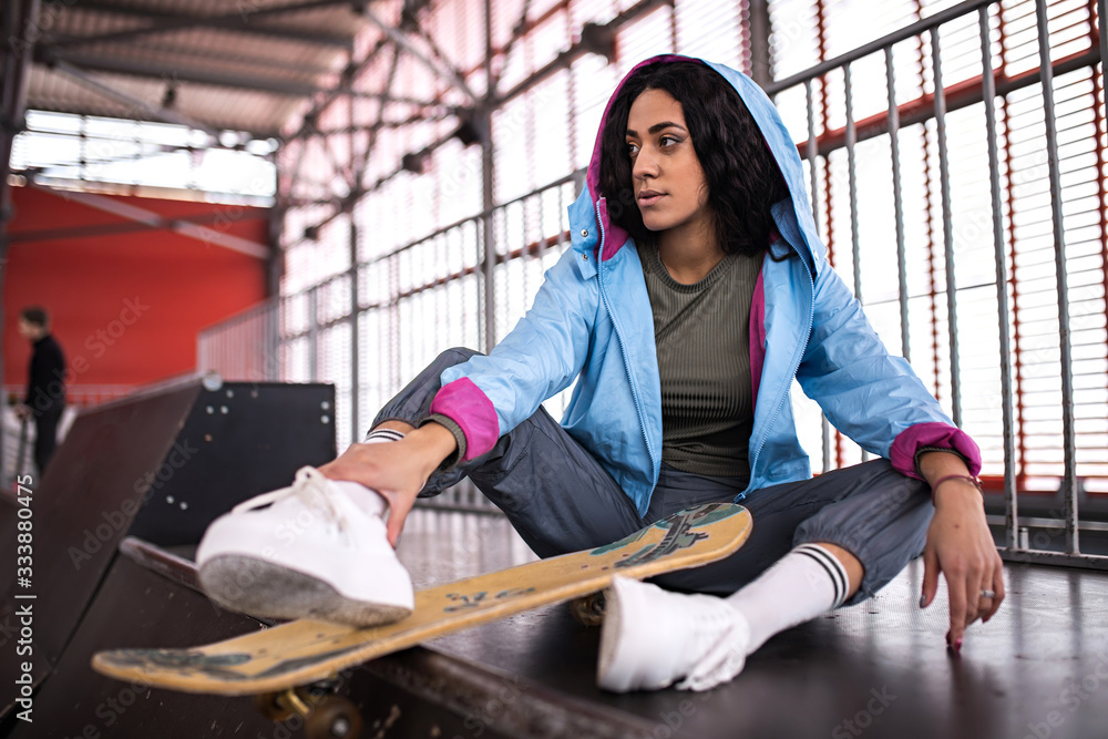 Fototapeta premium beautiful curly black girl with a skateboard
