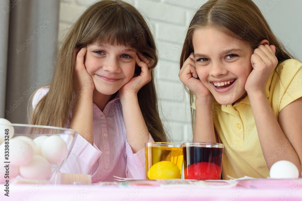 Children wait until Easter eggs turn colored and have fun looking at the frame Children wait until Easter eggs turn colored and have fun looking at the frame