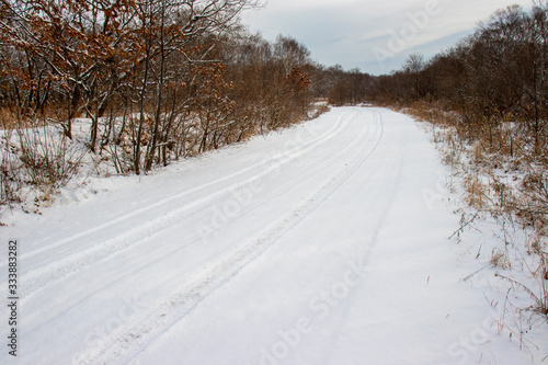Snow fell out on a narrow dirt road © obyavmag40