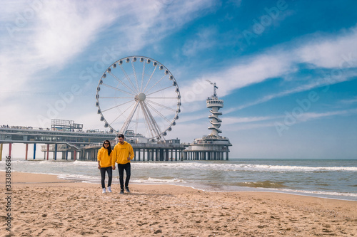 Quadro em tela couple on the beach of Schevening Netherlands during Spring, The Ferris Wheel Th