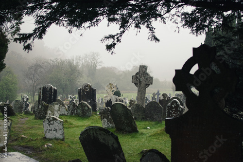 Lápidas en un cementerio en la naturaleza en Glendalough photo