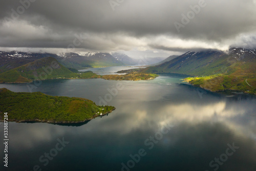 Luftaufnahme einer norwegischen Fjordlandschaft bei magischen Licht