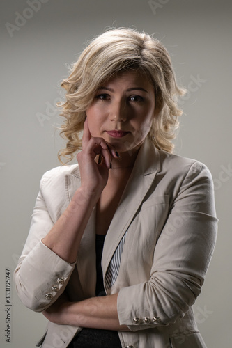 Obraz na płótnie 30 years old woman with blond hair in business clothes posing w salonie