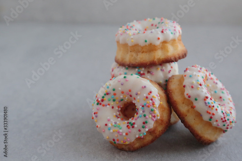 donuts on grey 