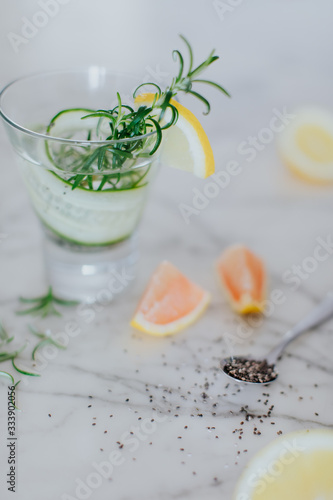 Préparation d'une eau fraîche aux saveurs d'été