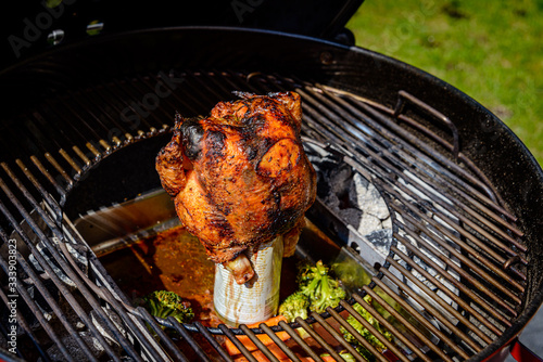 Huhn auf der Bierdose im Kohlegrill gegrillt