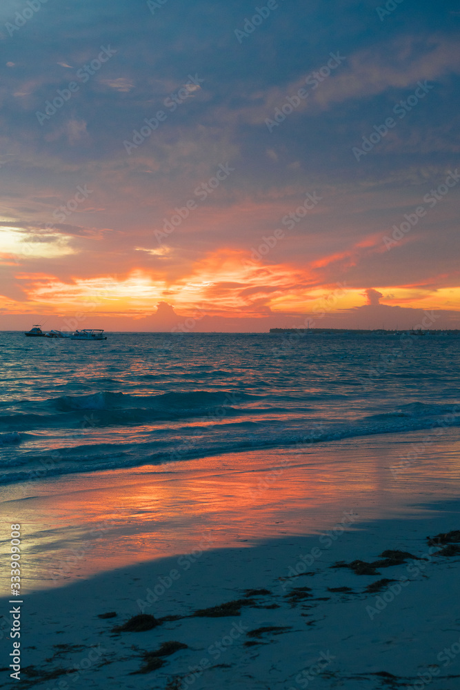 Obraz premium sunrise in the beach