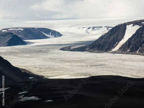 Gletscherlandschaft - Einer der über 2000 Gletscher Spitsbergens photo