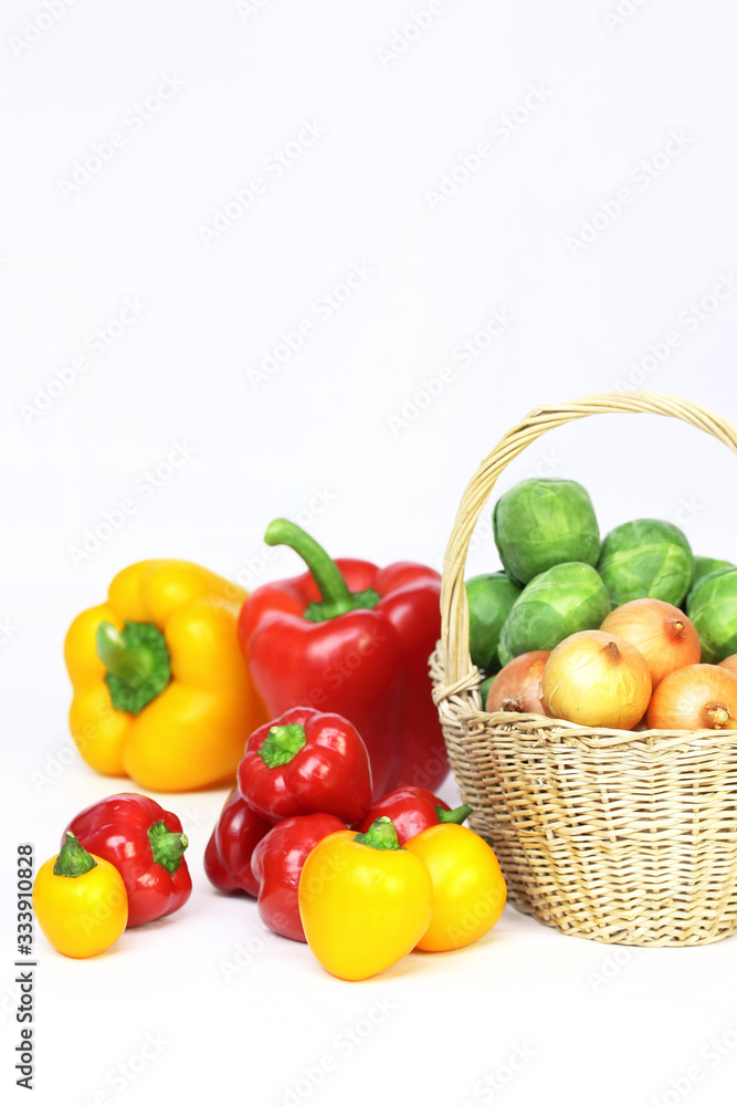 かごの野菜たち＜小さいパプリカ（チェリータ）とペコロス、芽キャベツ）