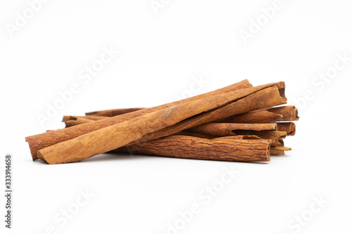 Fotografia cinnamon sticks isolated on white