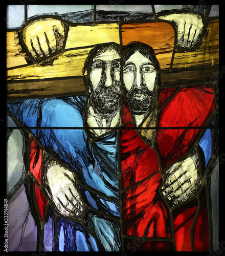 Foto Simon of Cyrene carries the cross, stained glass window by Sieger Koder in Chape