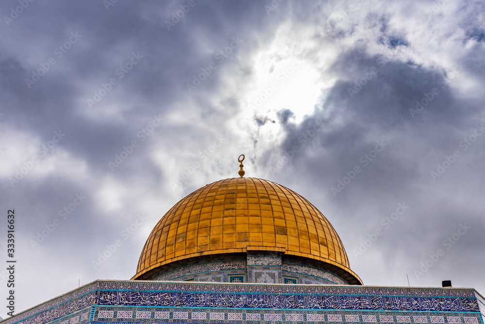 Obraz premium The upper part of the Dome of the Rock mosque on the Temple Mount in the Old Town of Jerusalem in Israel