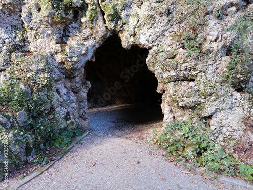 Fototapeta Naklejka Na Ścianę i Meble -  Grotta nel Parco a Como