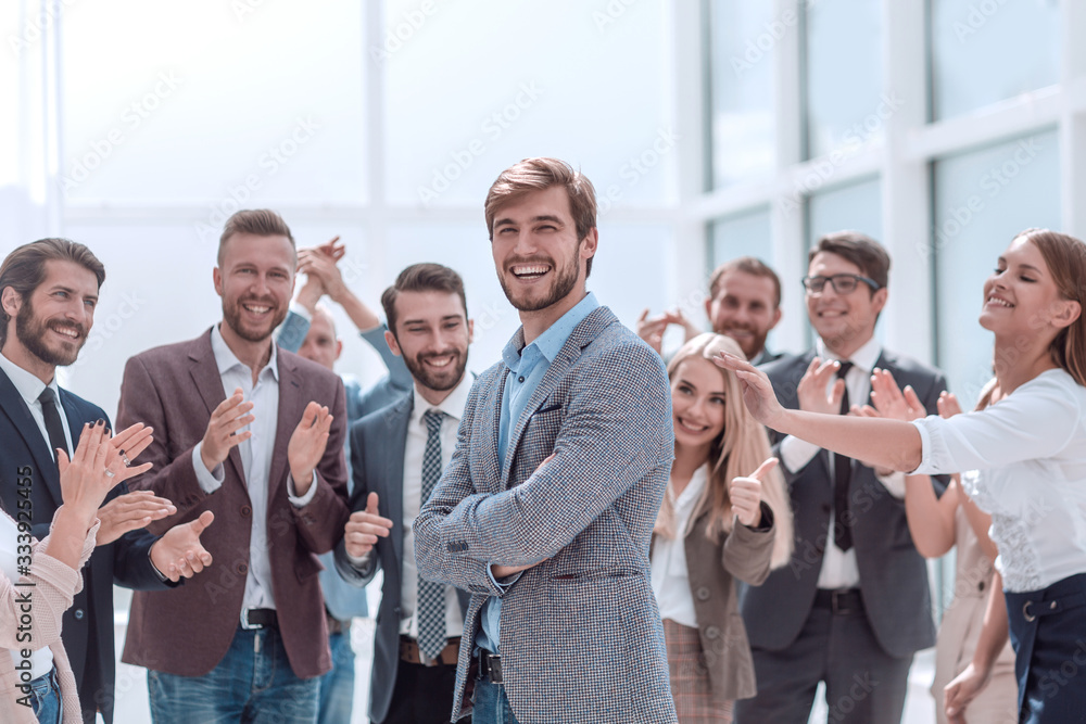 Obraz premium close up. cheerful company employees applauding their colleague.