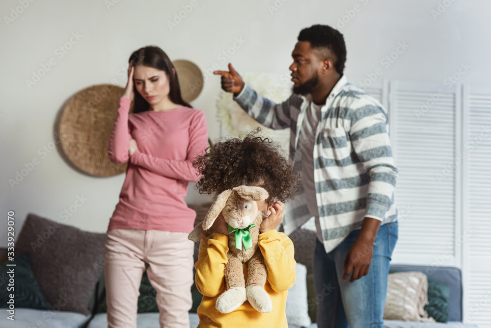 Child closes with a toy when parents swear Child closes with a toy when parents swear