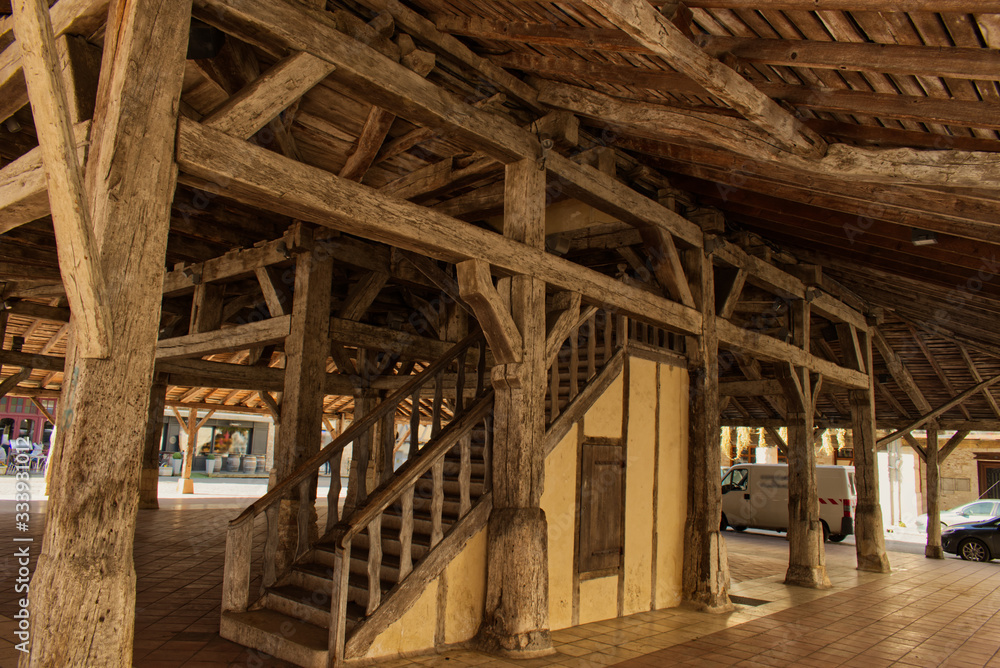Fototapeta premium La charpente et l'escalier spectaculaires des halles en bois pour les marchés du village de Villeréal dans le département du Lot et Garonne