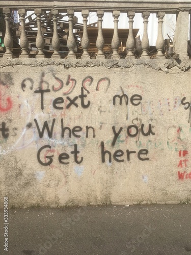 Foto Ironic text message humorous graffiti greeting in a bleak urban alley