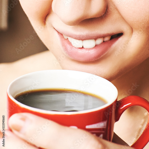 Tablou pe pânză Smile with an espresso Cup to a red Cup