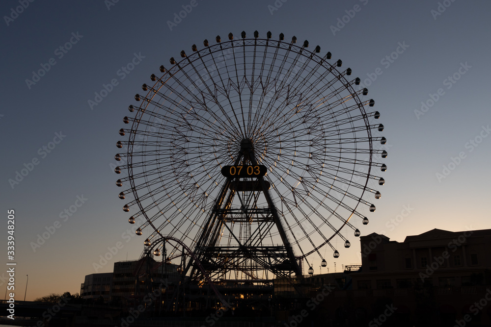 早朝の大観覧車（撮影場所：日本丸メモリアルパーク）