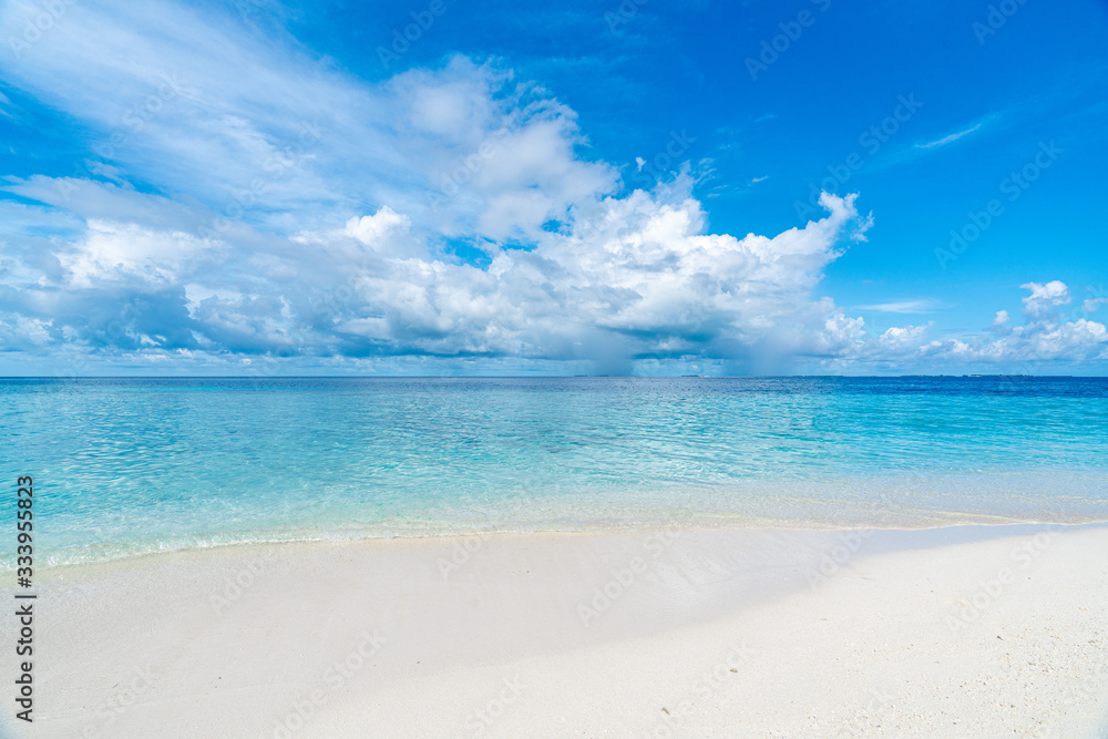 Obraz premium Paradise white sand beach and blue sky in sandbank island, Maldives.