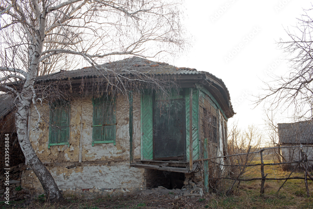 Obraz premium old dilapidated house no one lives in it