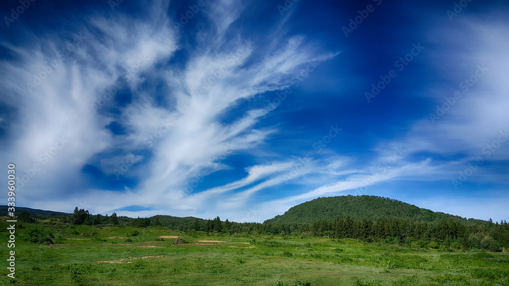 파란하늘과 흰구름이 있는 풍경