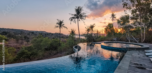 Infinity Pool in tropischer Landschaft