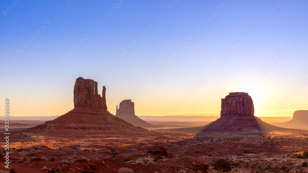Naklejka premium Beautiful sunrise view of famous Buttes of Monument Valley on the border between Arizona and Utah, USA