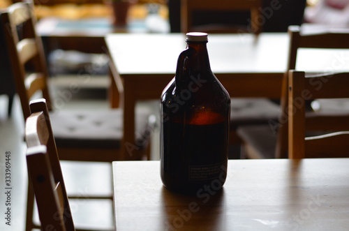 фотографія growler on a table