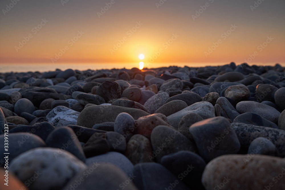 Obraz premium evening sun illuminates the stone coast