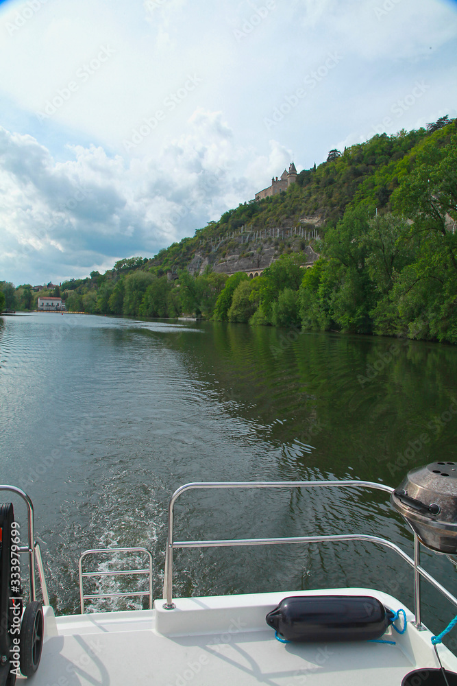 Fototapeta premium Vue du Lot à partir d'un bateau