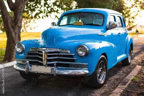 Obraz  z motywem old vintage blue car on the streets of havana cuba