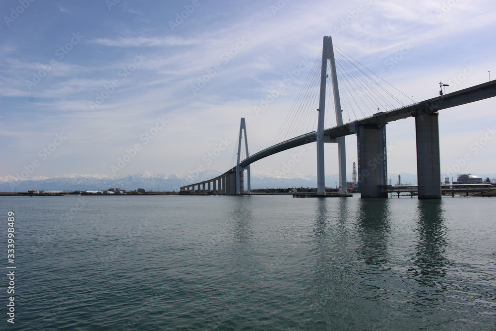 富山県射水市「新湊大橋」日本海側最大の2層構造の斜張橋