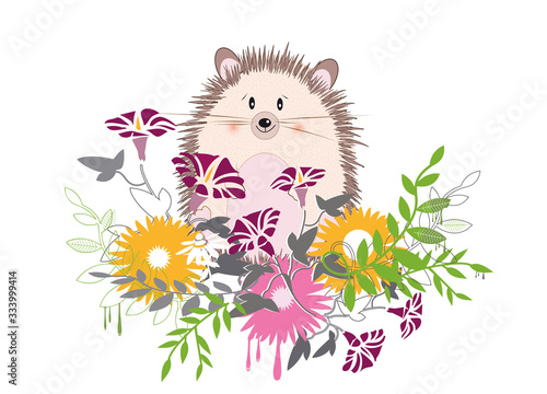Ein kleiner Igel sitzt im Blumenbeet