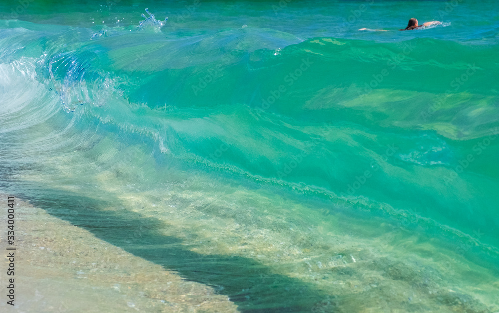 Obraz premium Rising sea waves on the beach