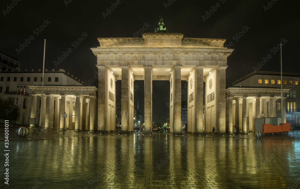 Naklejka premium A Night View Of The Brandenburg Gate In Berlin, Germany. The Brandenburg Gate Was Built On The Orders Of Prussian King Frederick William II And One Of The Best Known Landmarks Of Germany