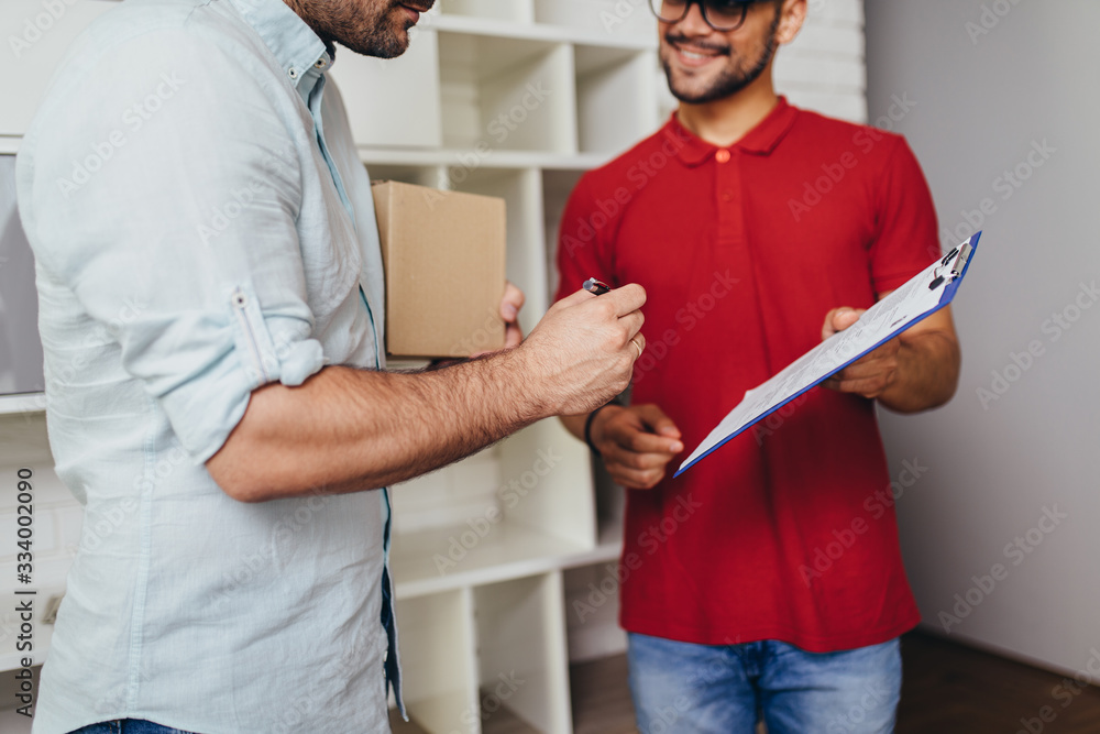 Obraz premium Young handsome man moving into new apartment.